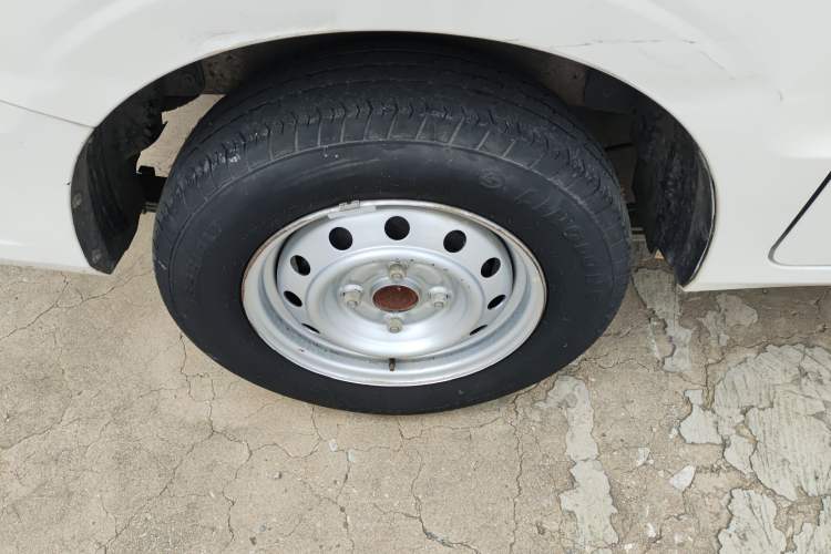 Used Wuling Hongguang V 2021 1.5L Jingqu Version LAR Right Rear Wheel Hub
