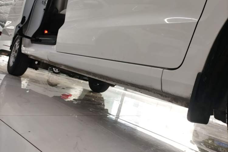 Used Wuling Hongguang V 2021 1.5L Refreshed Enjoyment Edition LAR Right Side Sill