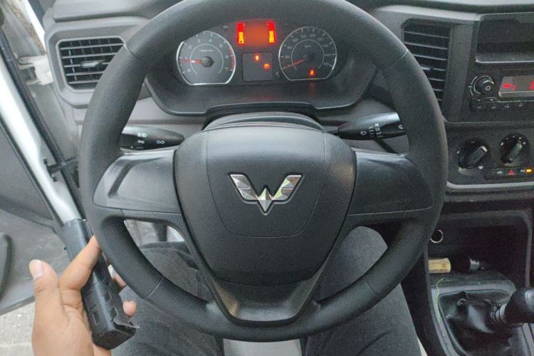 Used Wuling Hongguang V 2021 1.5L Jingqu Edition Enclosed-Window Vehicle LAR Steering Wheel