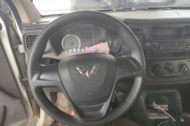 Used Wuling Hongguang V 2021 1.5L Jingqu Edition Enclosed-Window Vehicle LAR Steering Wheel