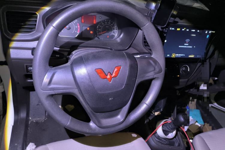 Used Wuling Hongguang V 2021 1.5L Jingqu Edition Enclosed-Window Vehicle LAR Steering Wheel