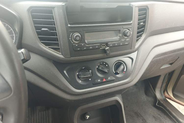 Used Wuling Hongguang V 2021 1.5L Jingqu Edition Enclosed-Window Vehicle LAR Audio And AC Panel