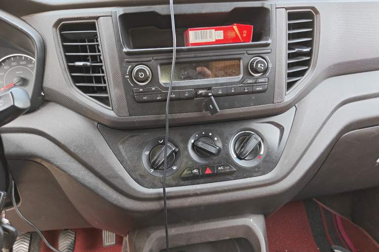 Used Wuling Hongguang V 2021 1.5L Jingqu Edition Enclosed-Window Vehicle LAR Audio And AC Panel