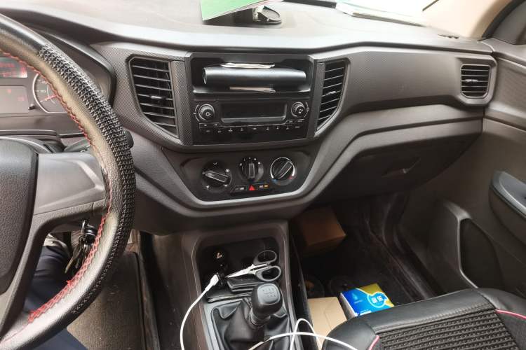 Used Wuling Hongguang V 2021 1.5L Jingqu Edition Enclosed-Window Vehicle LAR Audio And AC Panel