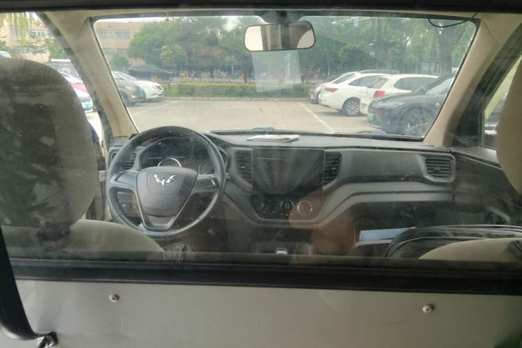 Used Wuling Hongguang V 2021 1.5L Jingqu Edition Enclosed-Window Vehicle LAR Center Console