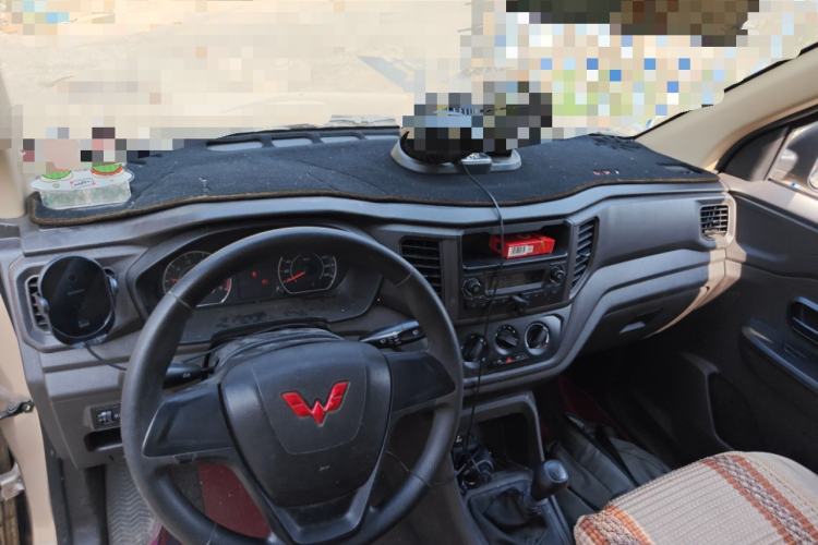 Used Wuling Hongguang V 2021 1.5L Jingqu Edition Enclosed-Window Vehicle LAR Center Console