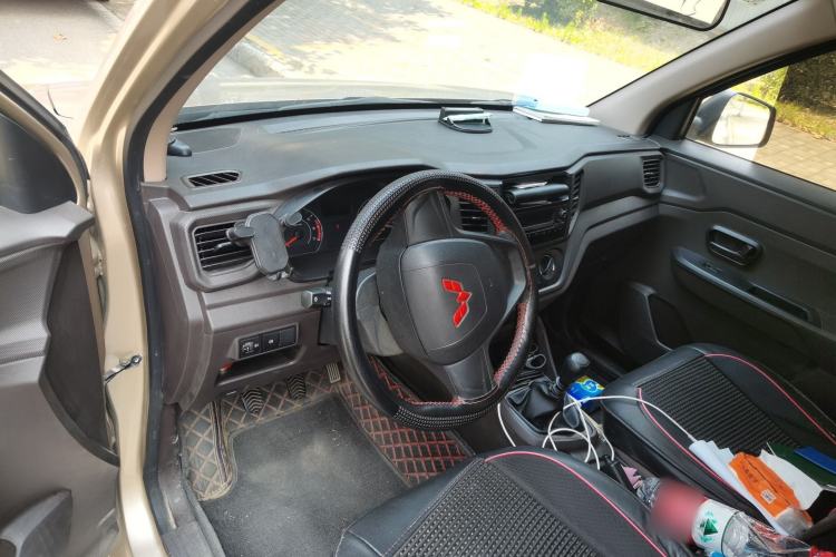 Used Wuling Hongguang V 2021 1.5L Jingqu Edition Enclosed-Window Vehicle LAR Center Console
