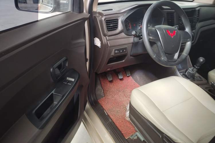 Used Wuling Hongguang V 2021 1.5L Jingqu Version LAR Interior 3
