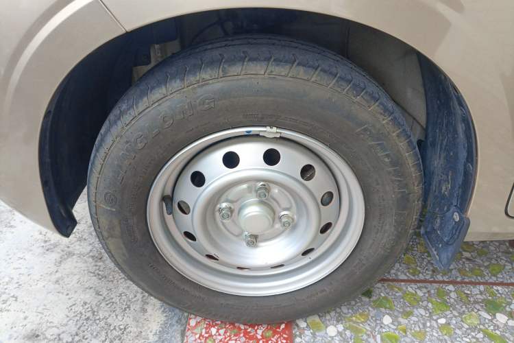 Used Wuling Hongguang V 2021 1.5L Jingqu Edition Enclosed-Window Vehicle LAR Left Front Wheel Hub