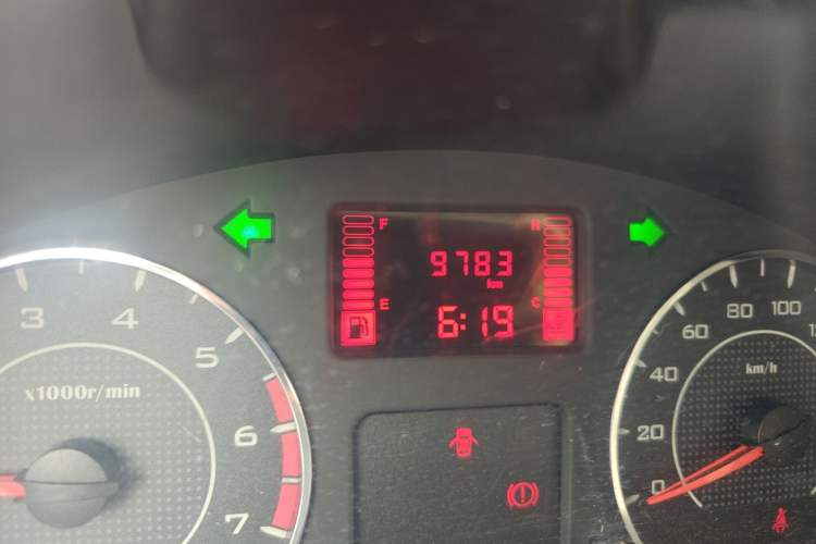 Used Wuling Hongguang V 2021 1.5L Jingqu Edition Enclosed-Window Vehicle LAR Odometer Close Up