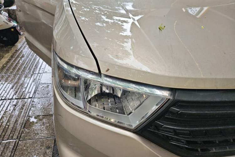 Used Wuling Hongguang V 2021 1.5L Jingqu Version LAR Right Front Headlight