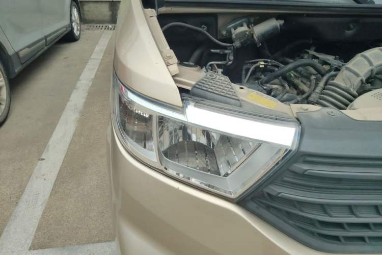 Used Wuling Hongguang V 2021 1.5L Jingqu Edition Enclosed-Window Vehicle LAR Right Front Headlight