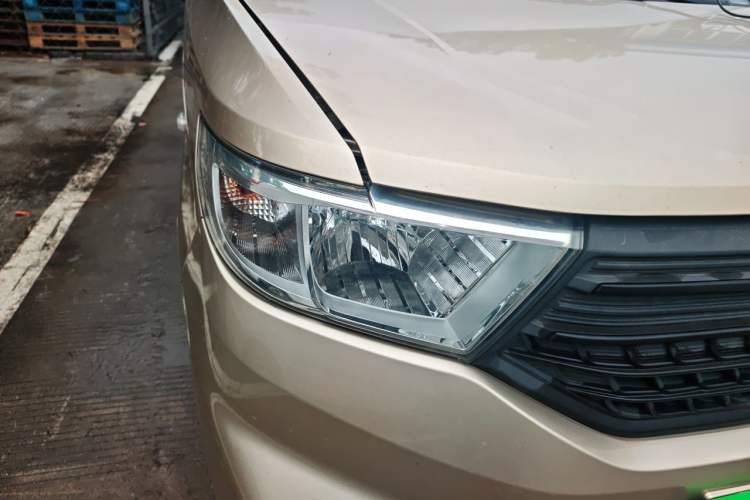 Used Wuling Hongguang V 2021 1.5L Jingqu Version LAR Right Front Headlight