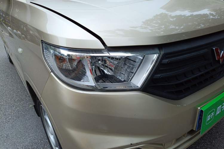 Used Wuling Hongguang V 2021 1.5L Jingqu Version LAR Right Front Headlight