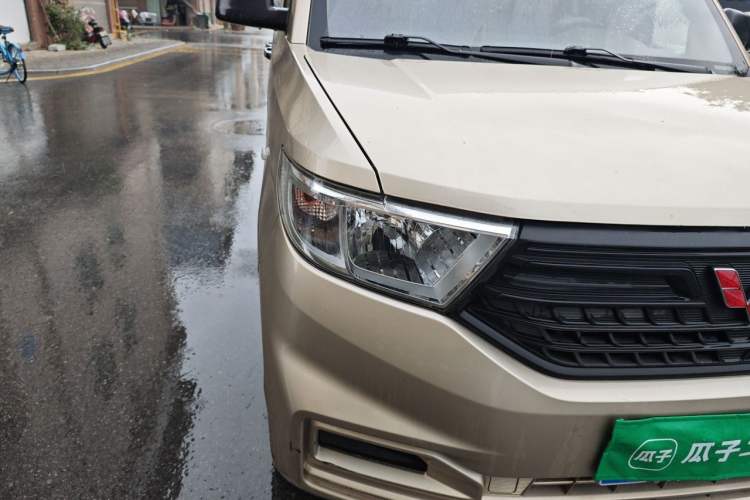 Used Wuling Hongguang V 2021 1.5L Jingqu Version LAR Right Front Headlight