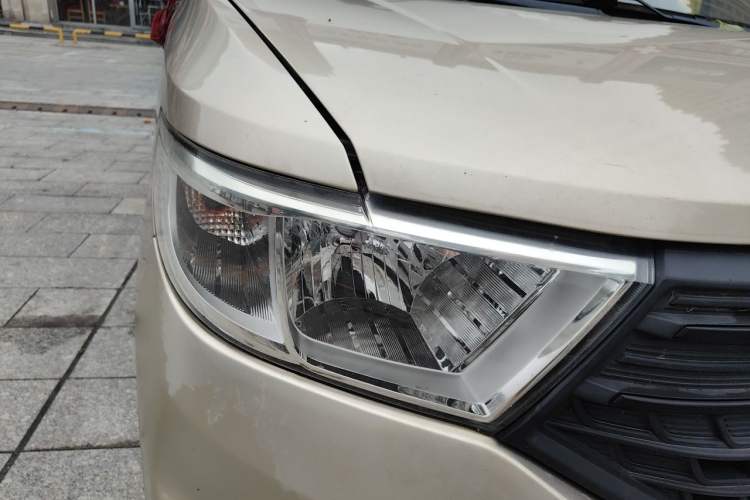 Used Wuling Hongguang V 2021 1.5L Jingqu Version LAR Right Front Headlight