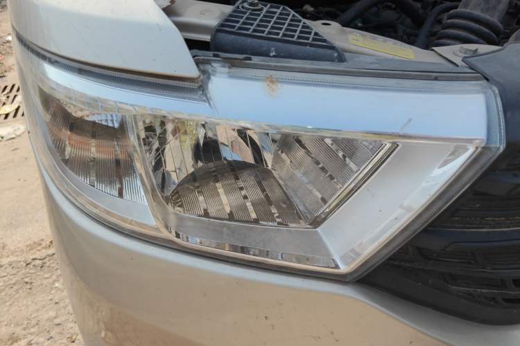 Used Wuling Hongguang V 2021 1.5L Jingqu Edition Enclosed-Window Vehicle LAR Right Front Headlight