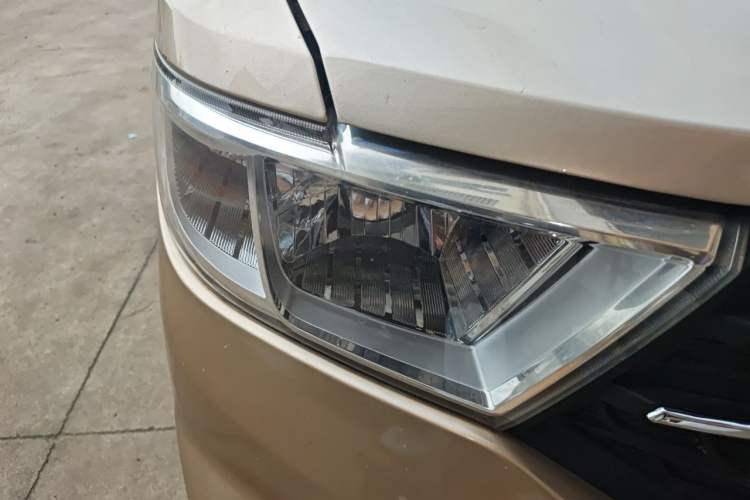 Used Wuling Hongguang V 2021 1.5L Jingqu Version LAR Right Front Headlight