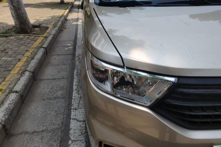 Used Wuling Hongguang V 2021 1.5L Jingqu Edition Enclosed-Window Vehicle LAR Right Front Headlight