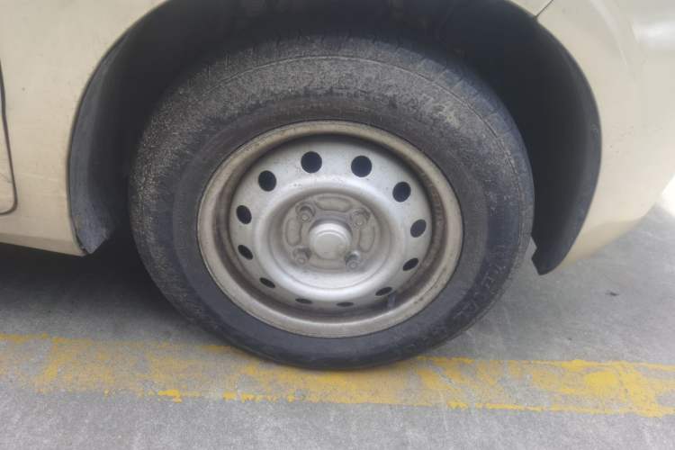 Used Wuling Hongguang V 2021 1.5L Jingqu Version LAR Right Front Wheel Hub