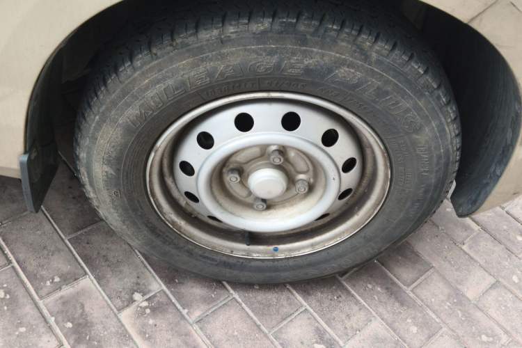 Used Wuling Hongguang V 2021 1.5L Jingqu Version LAR Right Front Wheel Hub