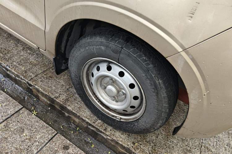 Used Wuling Hongguang V 2021 1.5L Jingqu Version LAR Right Front Wheel Hub