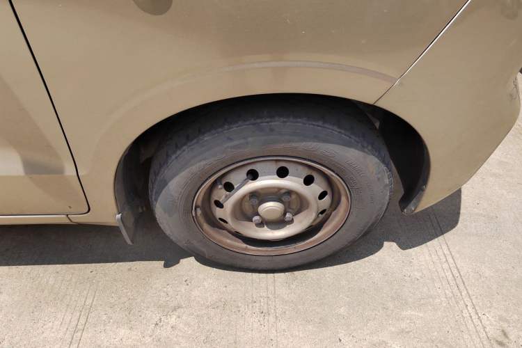 Used Wuling Hongguang V 2021 1.5L Jingqu Version LAR Right Front Wheel Hub