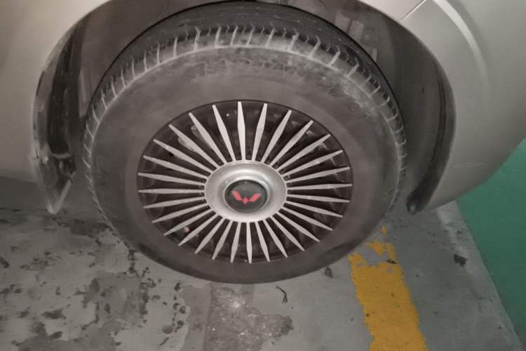 Used Wuling Hongguang V 2021 1.5L Jingqu Version LAR Right Front Wheel Hub