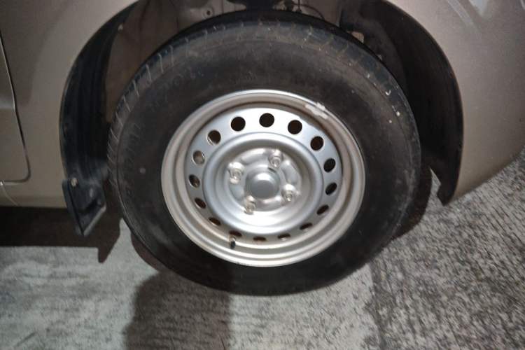 Used Wuling Hongguang V 2021 1.5L Enjoyment Edition LAR Right Front Wheel Hub