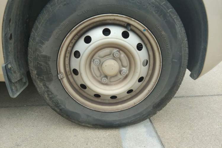 Used Wuling Hongguang V 2021 1.5L Jingqu Edition Enclosed-Window Vehicle LAR Right Front Wheel Hub
