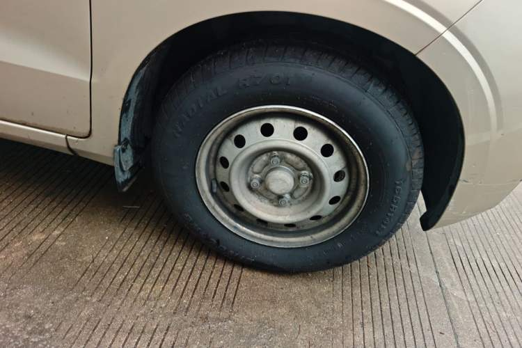 Used Wuling Hongguang V 2021 1.5L Jingqu Version LAR Right Front Wheel Hub