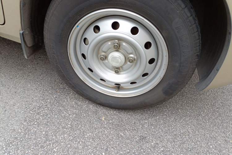 Used Wuling Hongguang V 2021 1.5L Jingqu Version LAR Right Front Wheel Hub