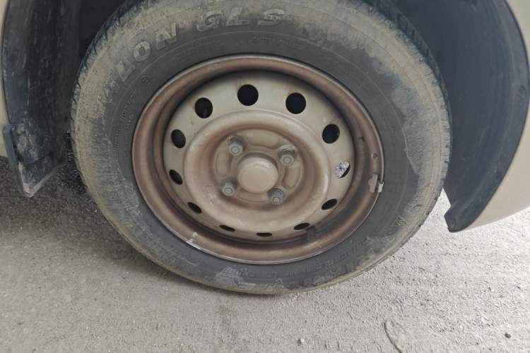 Used Wuling Hongguang V 2021 1.5L Jingqu Version LAR Right Front Wheel Hub