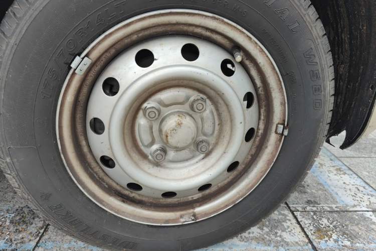 Used Wuling Hongguang V 2021 1.5L Jingqu Version LAR Right Front Wheel Hub