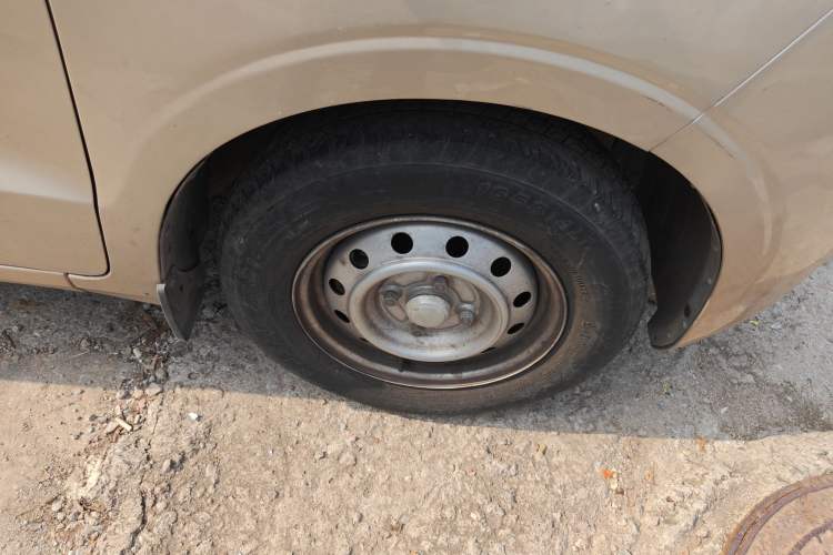 Used Wuling Hongguang V 2021 1.5L Jingqu Edition Enclosed-Window Vehicle LAR Right Front Wheel Hub