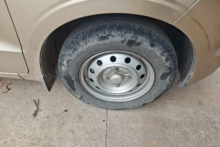 Used Wuling Hongguang V 2021 1.5L Jingqu Version LAR Right Front Wheel Hub