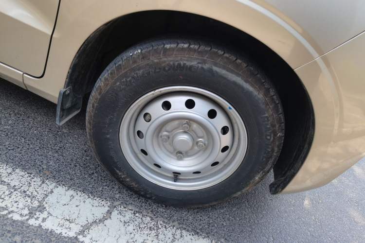 Used Wuling Hongguang V 2021 1.5L Jingqu Edition Enclosed-Window Vehicle LAR Right Front Wheel Hub