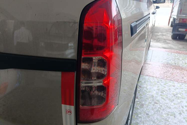 Used Wuling Hongguang V 2021 1.5L Jingqu Edition Enclosed-Window Vehicle LAR Right Rear Taillight