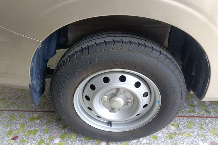 Used Wuling Hongguang V 2021 1.5L Jingqu Edition Enclosed-Window Vehicle LAR Right Rear Wheel Hub