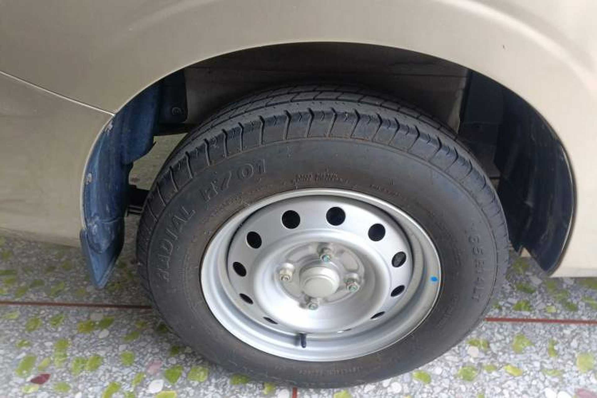 Used Wuling Hongguang V 2021 1.5L Jingqu Edition Enclosed-Window Vehicle LAR Right Rear Wheel Hub