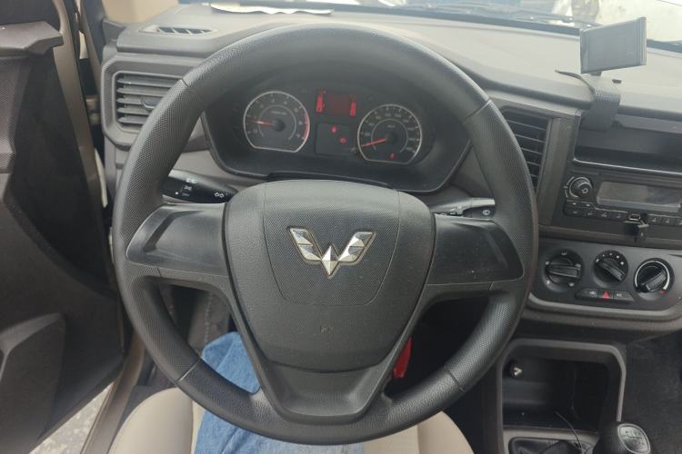 Used Wuling Hongguang V 2021 1.5L Jingqu Edition Enclosed-Window Vehicle LAR Steering Wheel