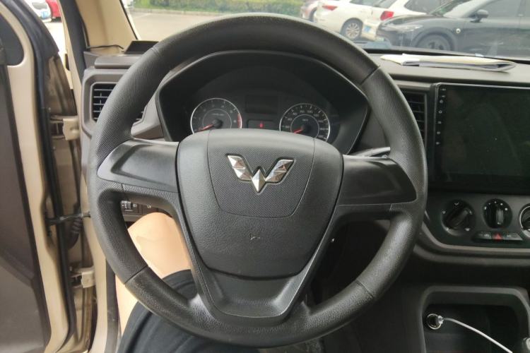 Used Wuling Hongguang V 2021 1.5L Jingqu Edition Enclosed-Window Vehicle LAR Steering Wheel