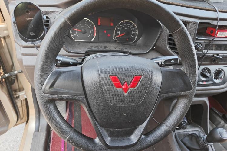 Used Wuling Hongguang V 2021 1.5L Jingqu Edition Enclosed-Window Vehicle LAR Steering Wheel