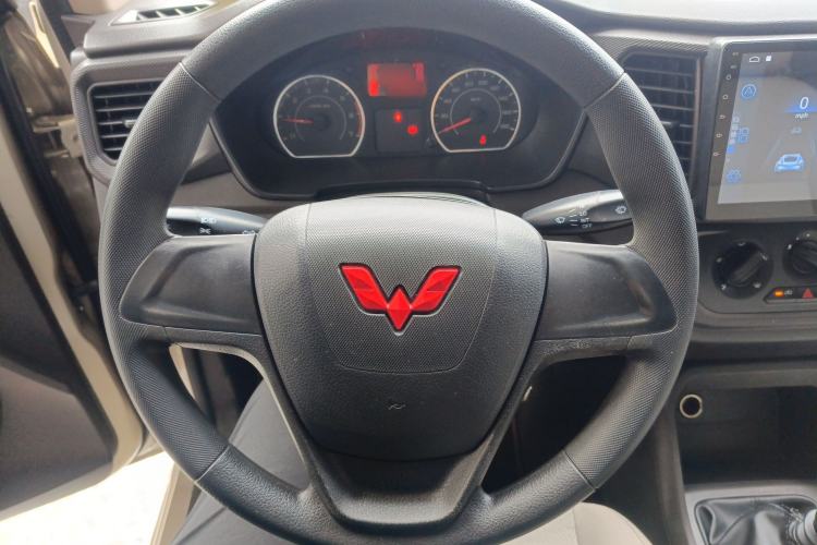 Used Wuling Hongguang V 2021 1.5L Jingqu Edition Enclosed-Window Vehicle LAR Steering Wheel