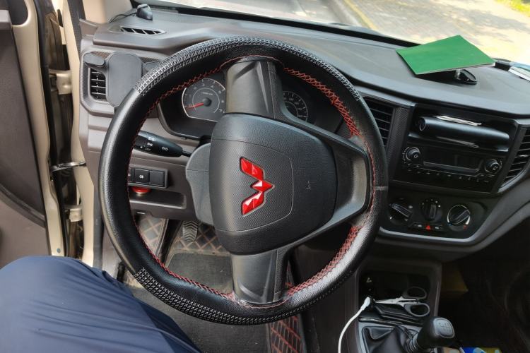 Used Wuling Hongguang V 2021 1.5L Jingqu Edition Enclosed-Window Vehicle LAR Steering Wheel