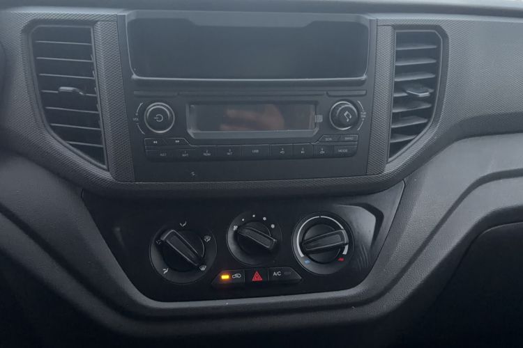 Used Wuling Hongguang V 2022 1.5L Jingqu Edition Enclosed-Window Vehicle with Hydraulic Power Steering LAR Audio And AC Panel