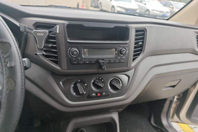 Used Wuling Hongguang V 2022 1.5L Jingqu Version Hydraulic Power Steering LAR Audio And AC Panel