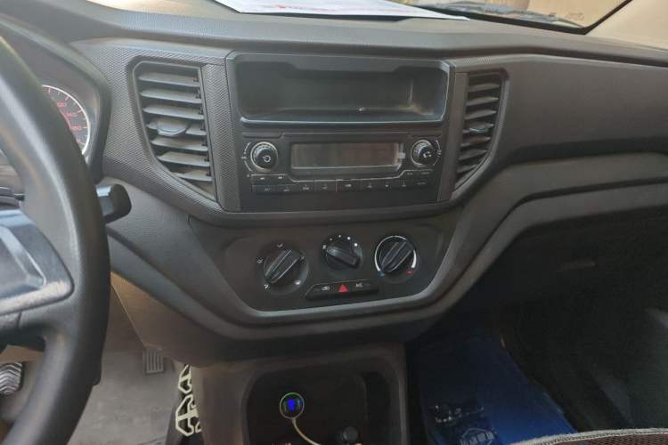 Used Wuling Hongguang V 2022 1.5L Jingqu Edition Electric-Assist LAR Audio And AC Panel
