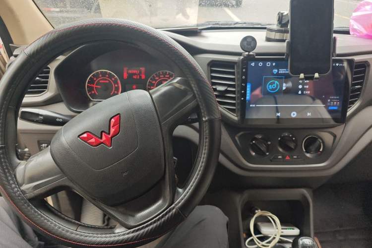 Used Wuling Hongguang V 2022 1.5L Jingqu Edition Electric-Assist LAR Audio And AC Panel