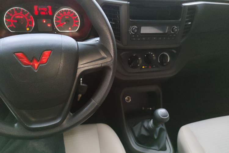 Used Wuling Hongguang V 2022 1.5L Jingqu Edition Electric-Assist LAR Audio And AC Panel